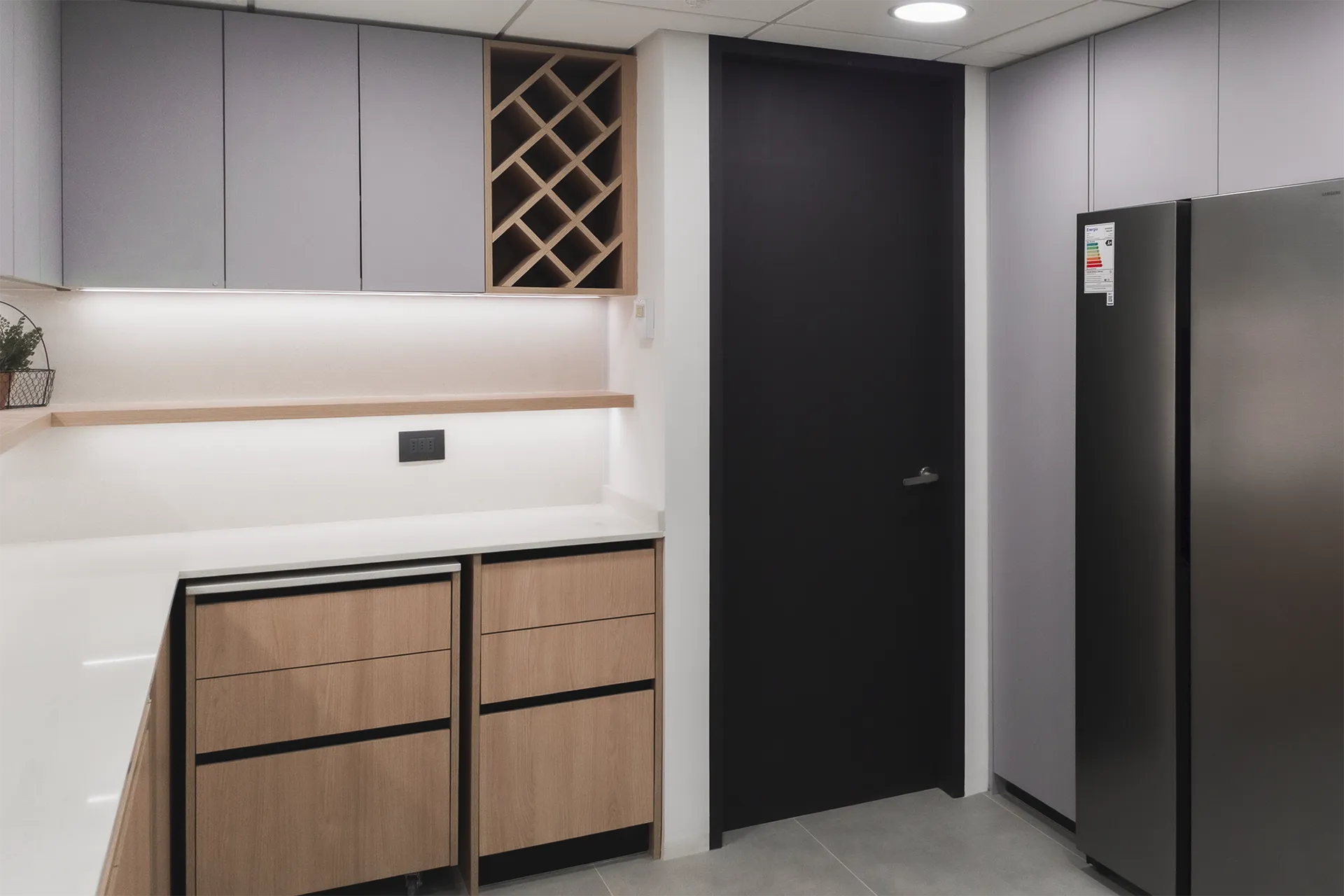 Refrigerador y acceso con puerta negra, Cocina Gourmet Consorcio