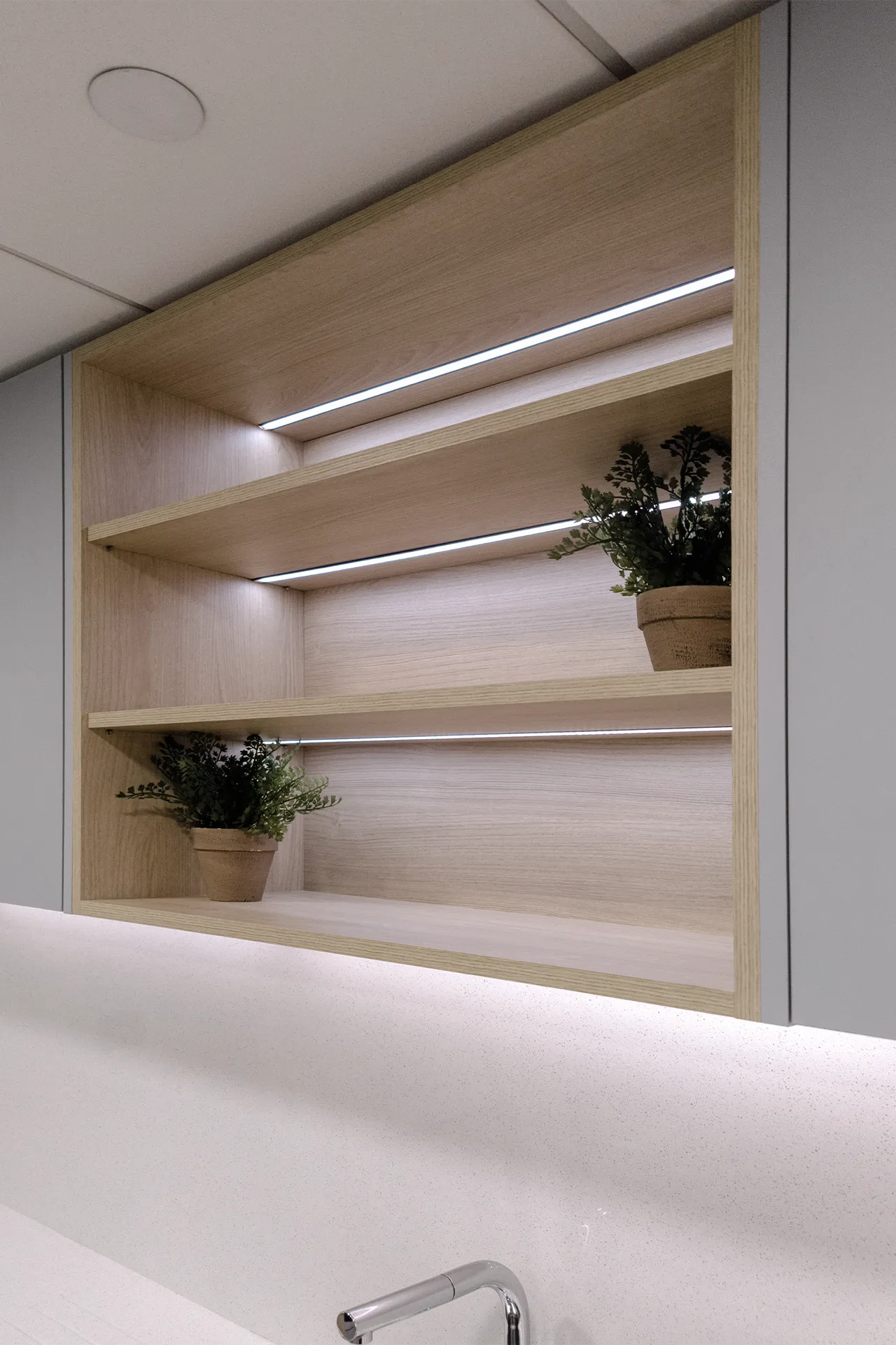 Repisas abiertas de madera con iluminación LED lineal, Cocina Gourmet Consorcio