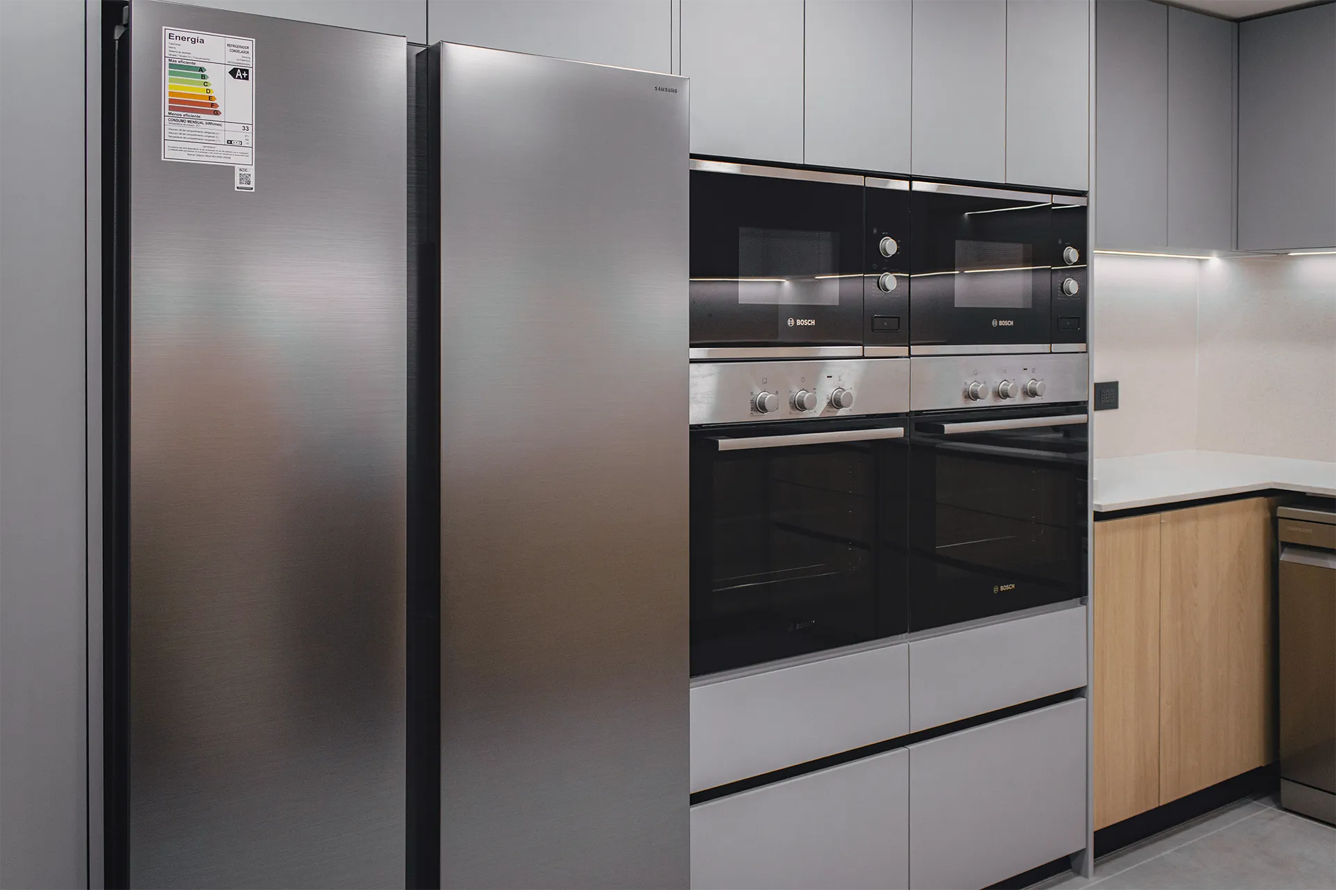 Torre de hornos empotrados junto al refrigerador, Cocina Gourmet Consorcio