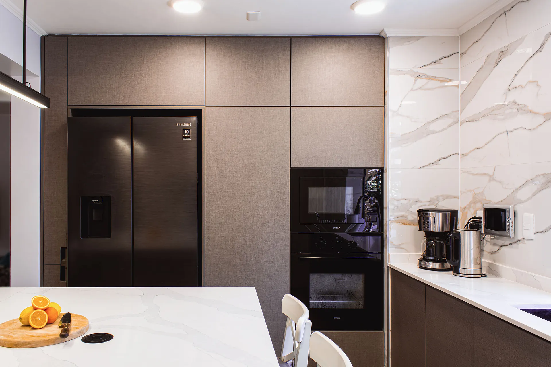 Torre de hornos y refrigerador con revestimiento de mármol, Cocina Las Camelias