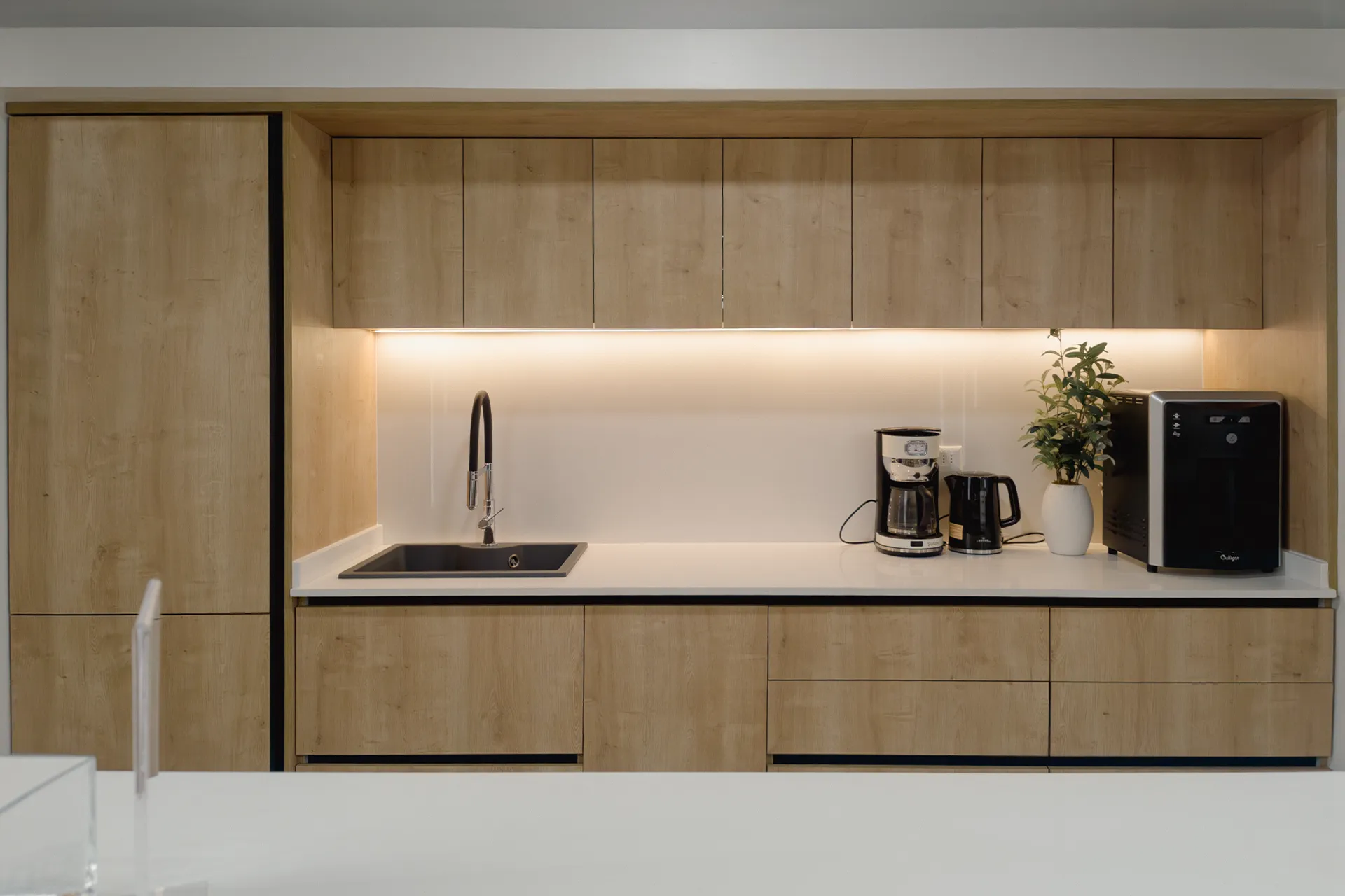 Kitchenette con cafetera y muebles de madera a medida, Coffee Corner Consorcio