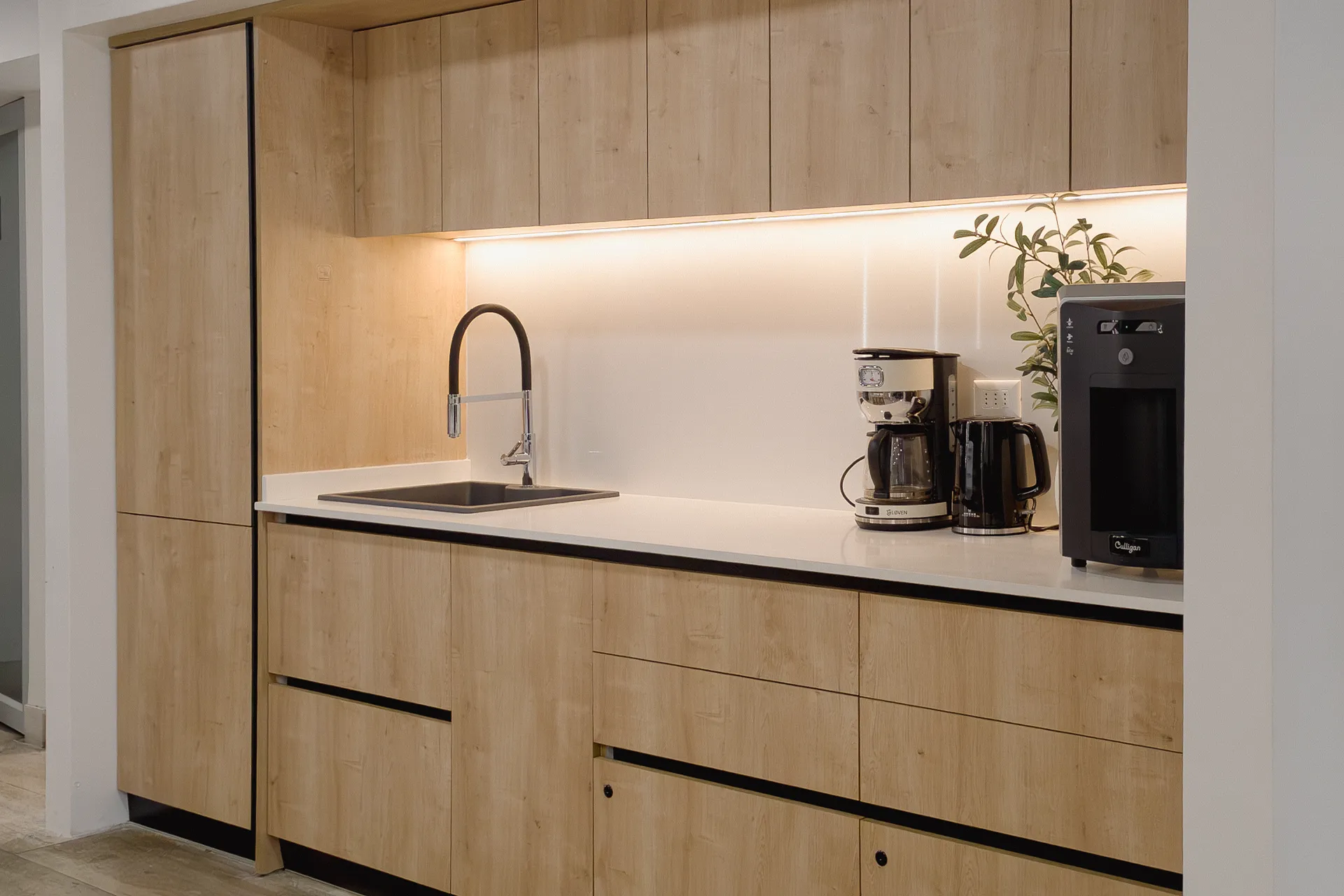 Mueble de apoyo con lavaplatos y cafetera, Coffee Corner Consorcio