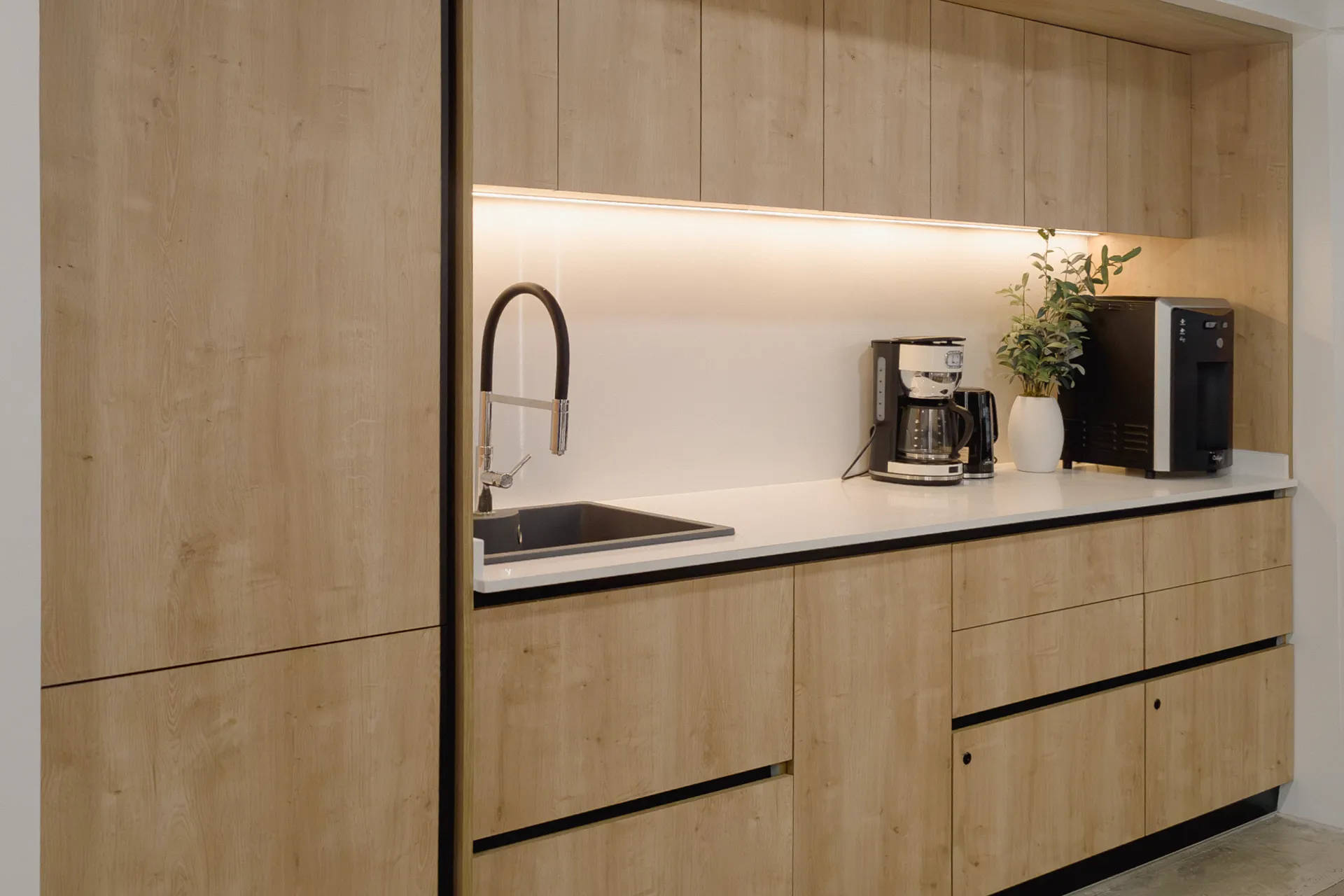 Mueble de madera con iluminación LED integrada, Coffee Corner Consorcio